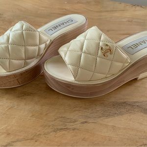 Authentic CHANEL lambskin and wood mules G38555. Size 38. Nearly new.